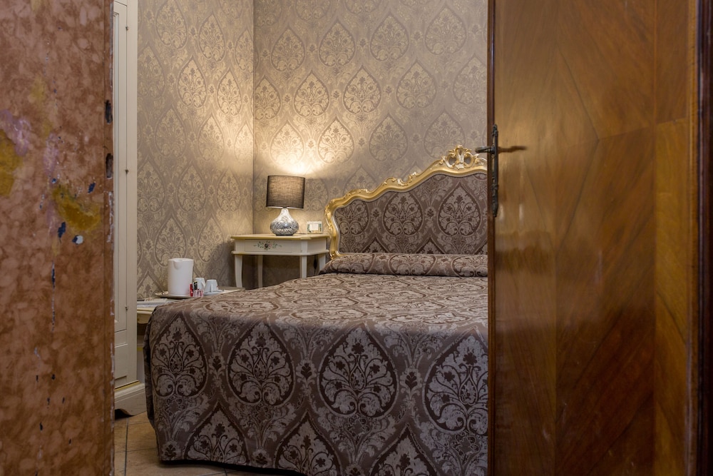 Economy Double Room, Private Bathroom photo 2