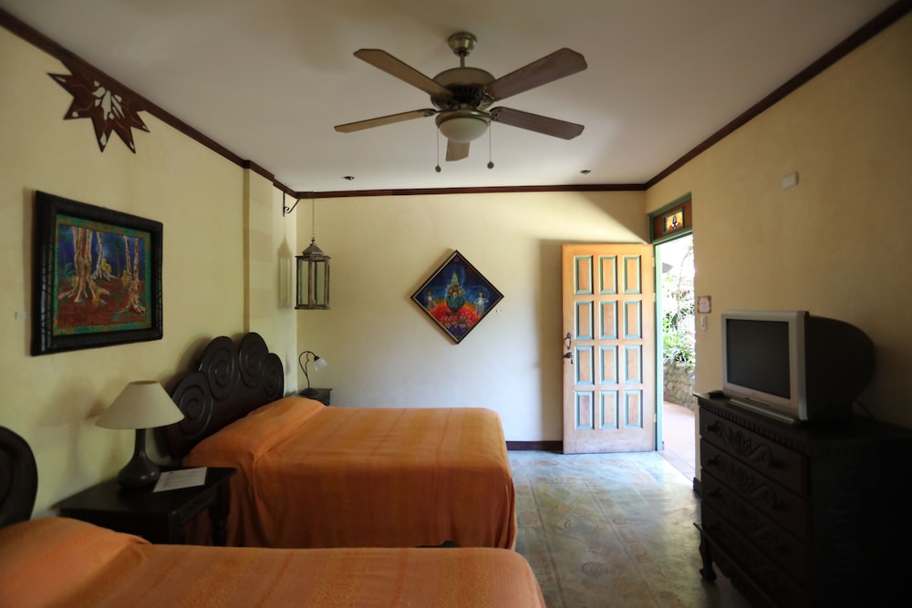Queen Room photo 2