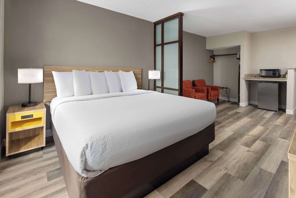 Room, 1 King Bed, Non Smoking - Photo 1