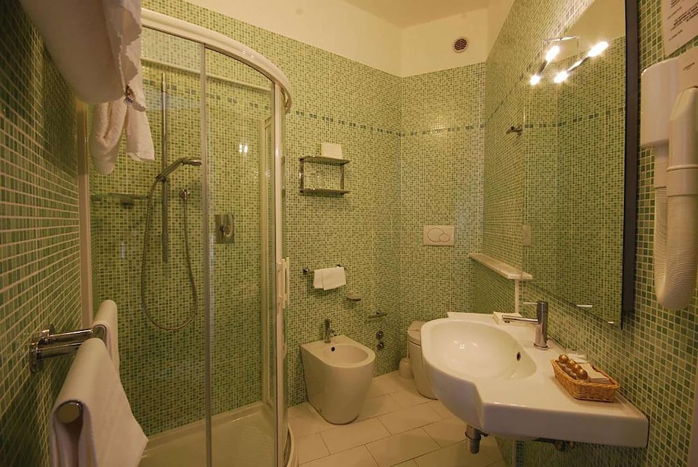 Standard Room, Multiple Beds, Non Smoking - Photo 2