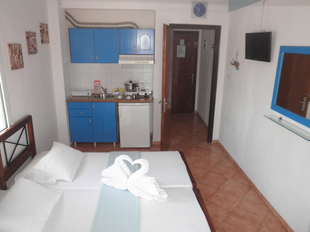 Classic Studio, 2 Twin Beds, Smoking, Sea View photo 3