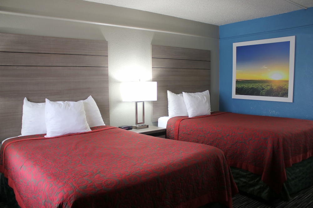 Room, 2 Queen Beds, Non Smoking - Photo 5
