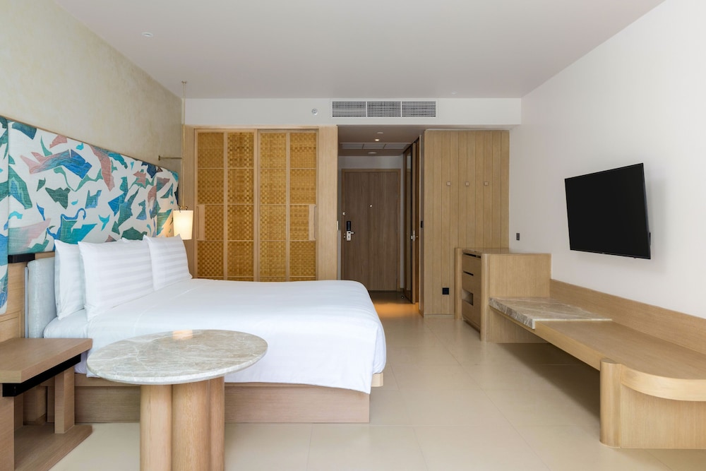 Premium Room, 1 King Bed, Pool View (Terrace) - Photo 2