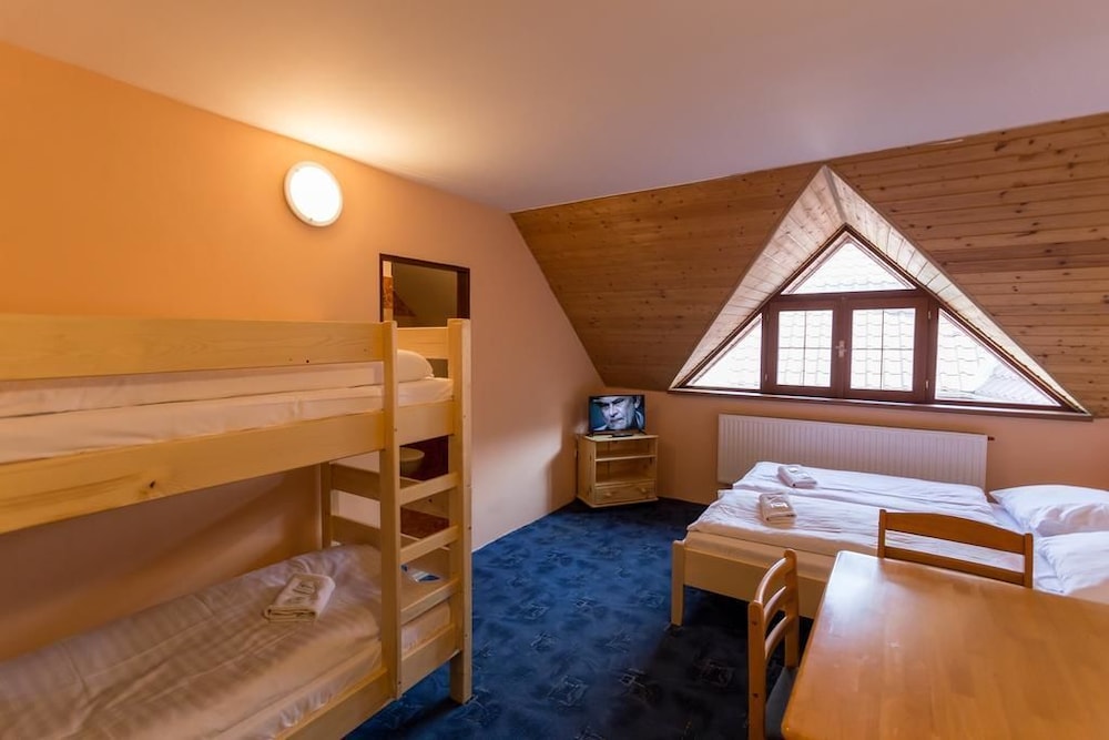 Family Room, Multiple Beds, Ensuite photo 3