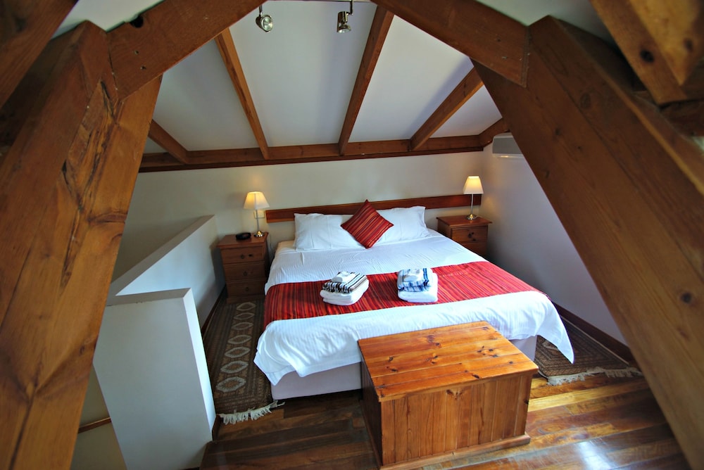 Romantic Bungalow, 2 Bedrooms, Hot Tub photo 3