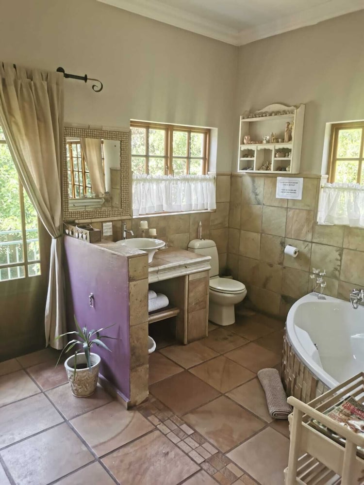 Basic Room, 1 Double Bed, Non Smoking, Bathtub photo 3