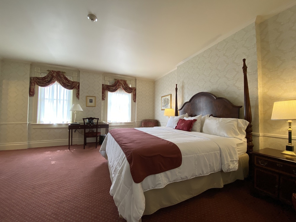Standard Room, 1 King Bed photo 3