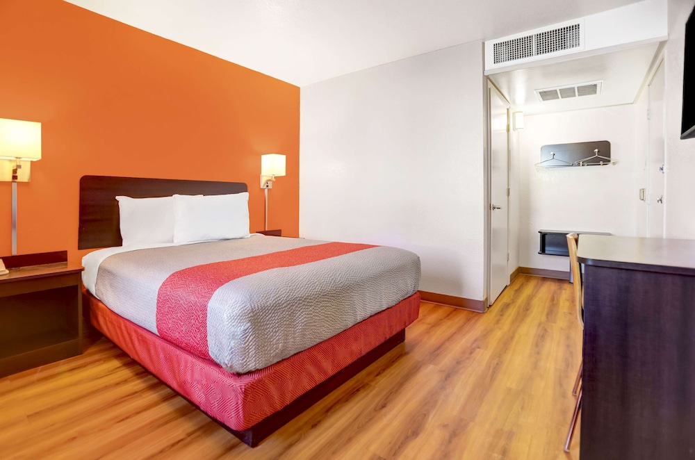 Standard Room, 1 Queen Bed, Non Smoking photo 1