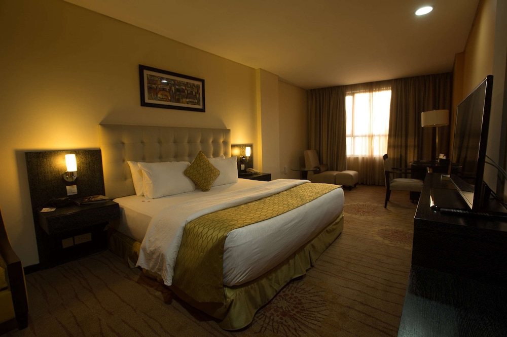 Premier Room, 1 King Bed, Non Smoking, Refrigerator photo 2