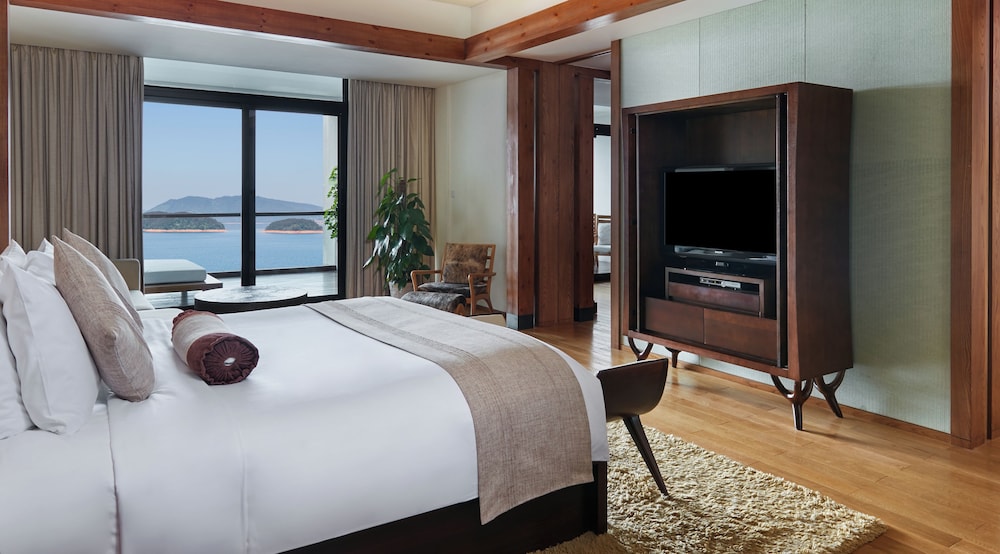 Suite, 1 King Bed, Lake View
