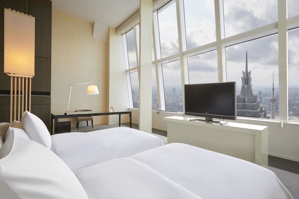 2 Twin Beds with Bund River View Deluxe photo 2
