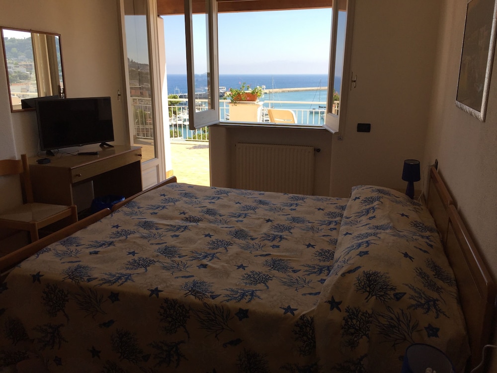 Classic Triple Room, Multiple Beds, Sea View photo 1