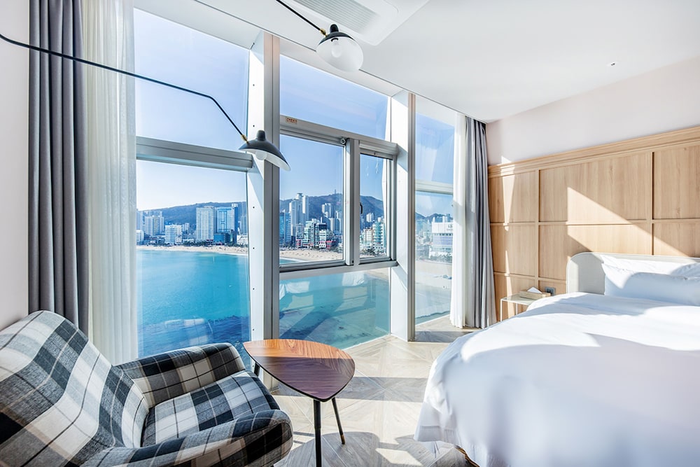 Golden Suite Room --Breakfast Included,Unlimted Starbucks Coffee Bean,OTT Available,15PM CI/13PM CO - Photo 5