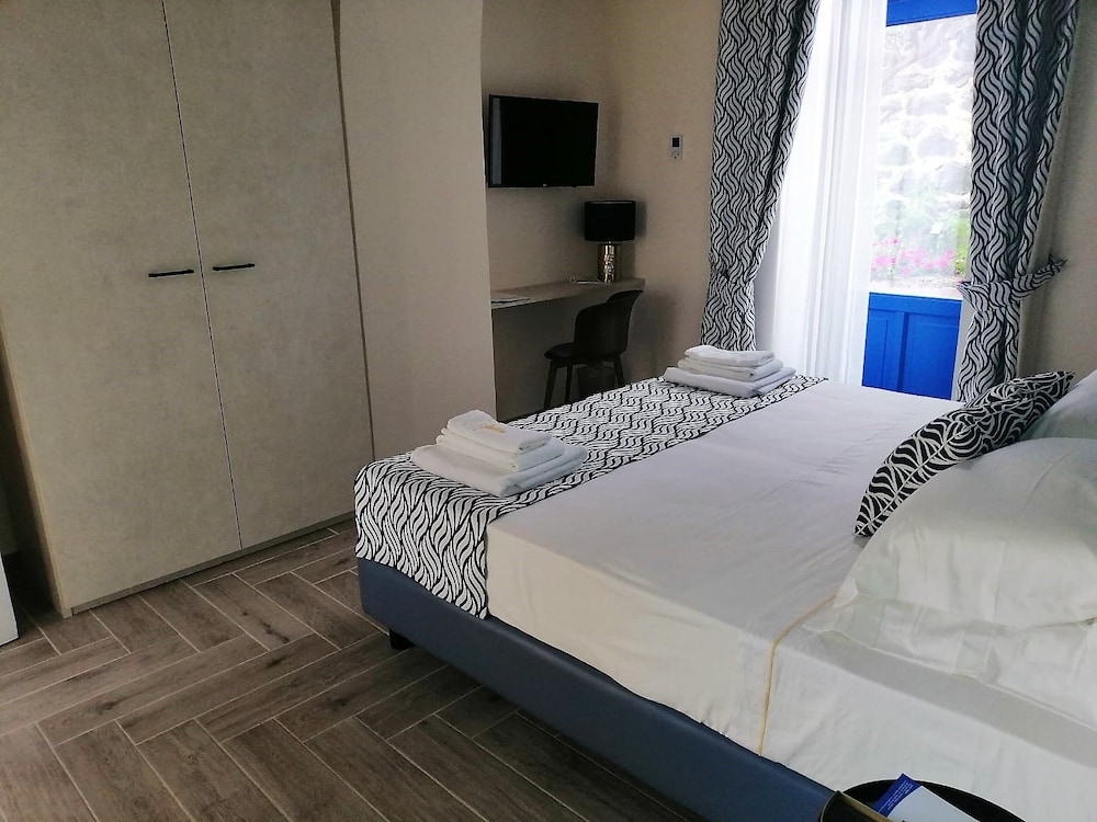 Classic Double or Twin Room, 1 Bedroom, Partial Sea View, Slope side