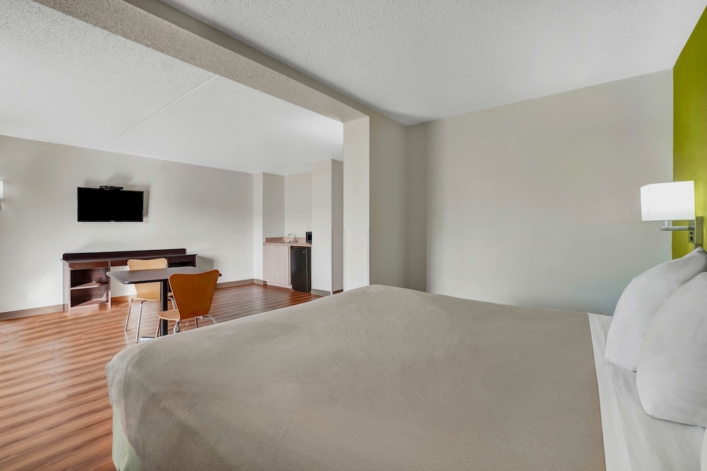 Standard Room, 1 King Bed, Smoking, Refrigerator & Microwave photo 3