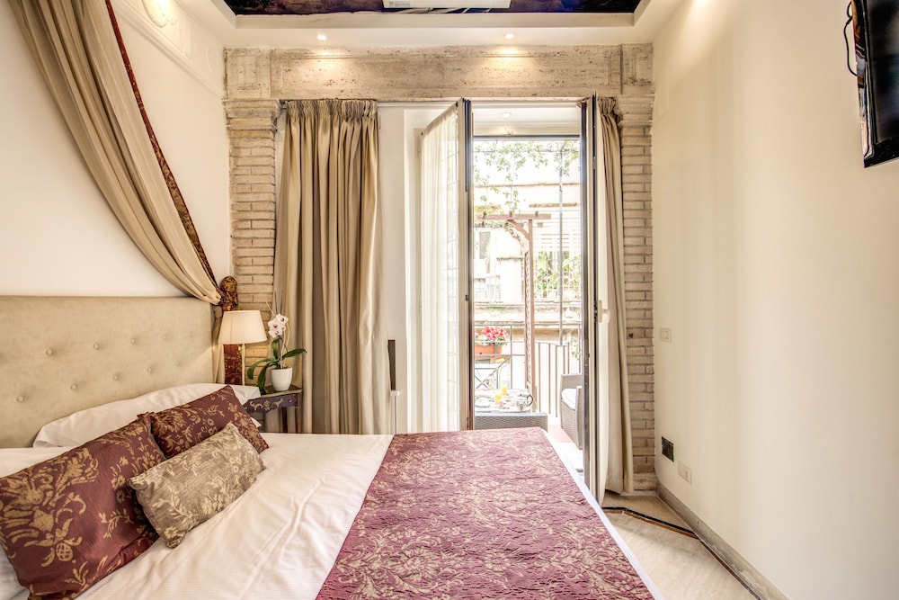 Classic Double or Twin Room, 1 King Bed, Balcony, City View photo 3