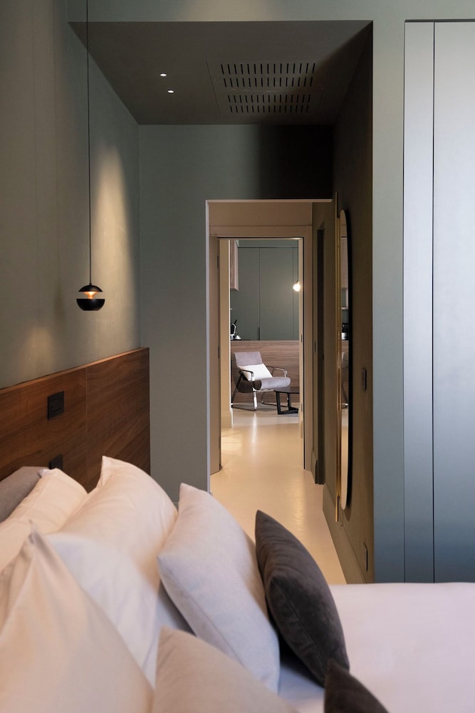 Executive Suite - Photo 22