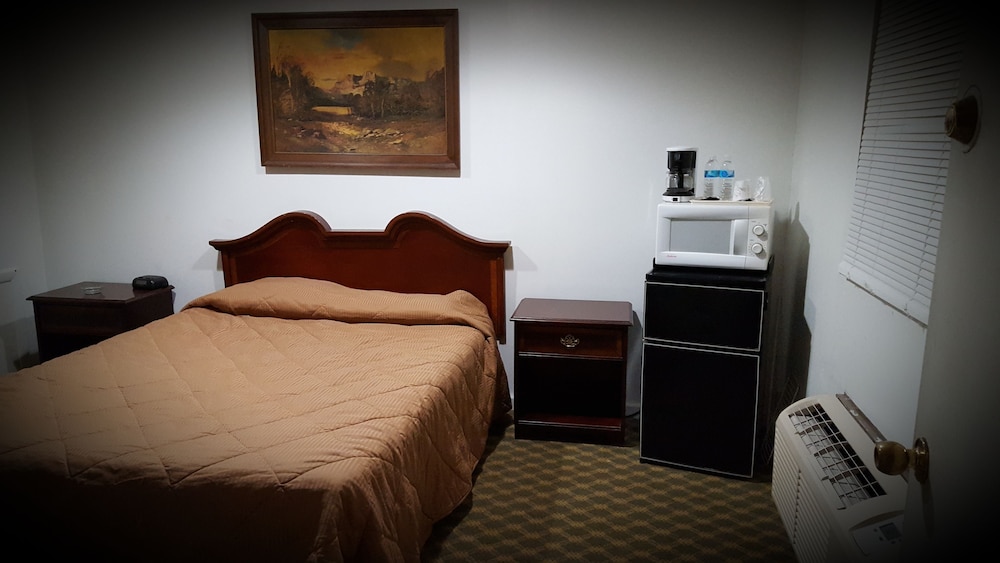 Deluxe Room, 1 Queen Bed, Non Smoking, Refrigerator & Microwave photo 2
