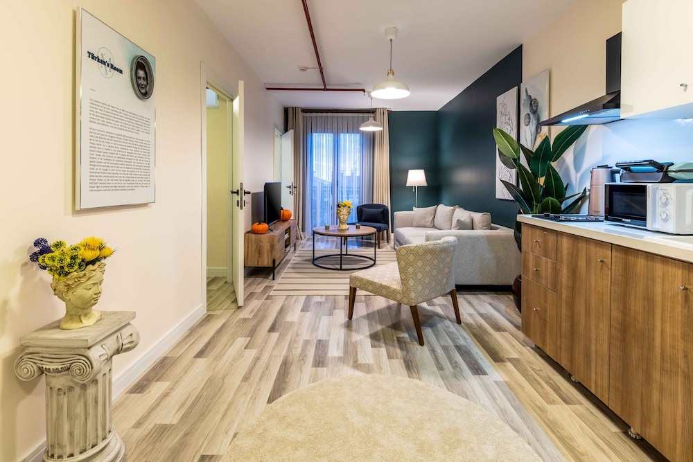 Exclusive Condo, 3 Bedrooms, Kitchen, City View photo 3