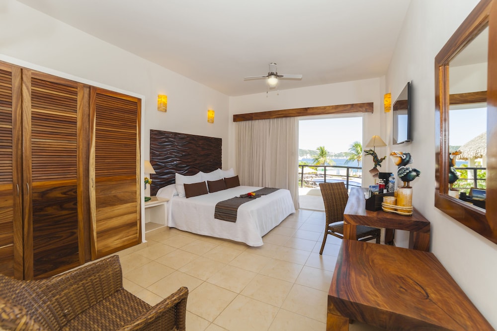 Standard Room, 1 King Bed, Sea View photo 3