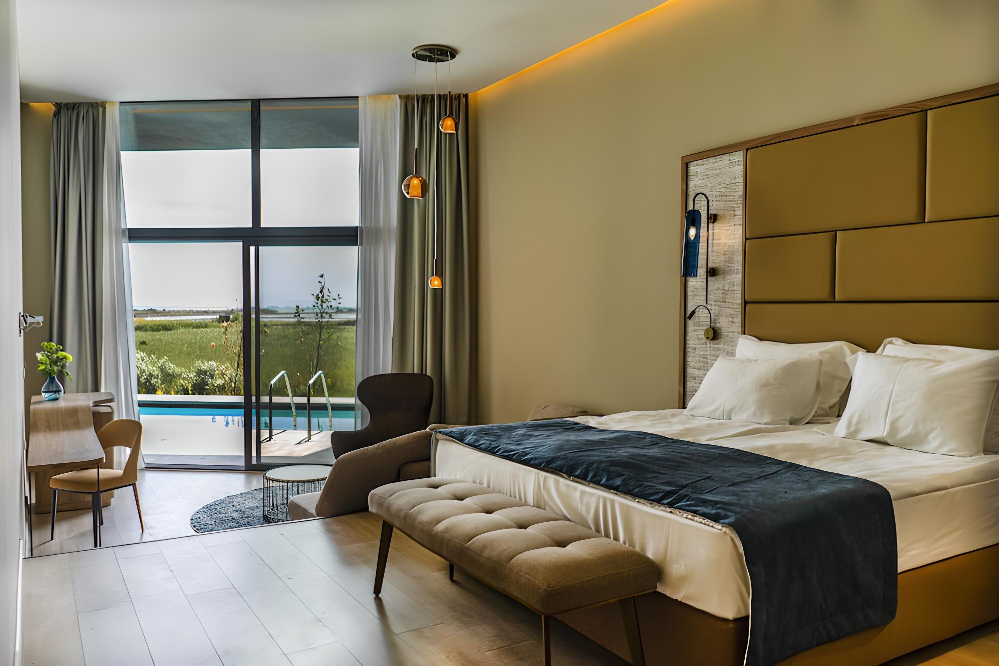 Lagoon Swim-up Room
