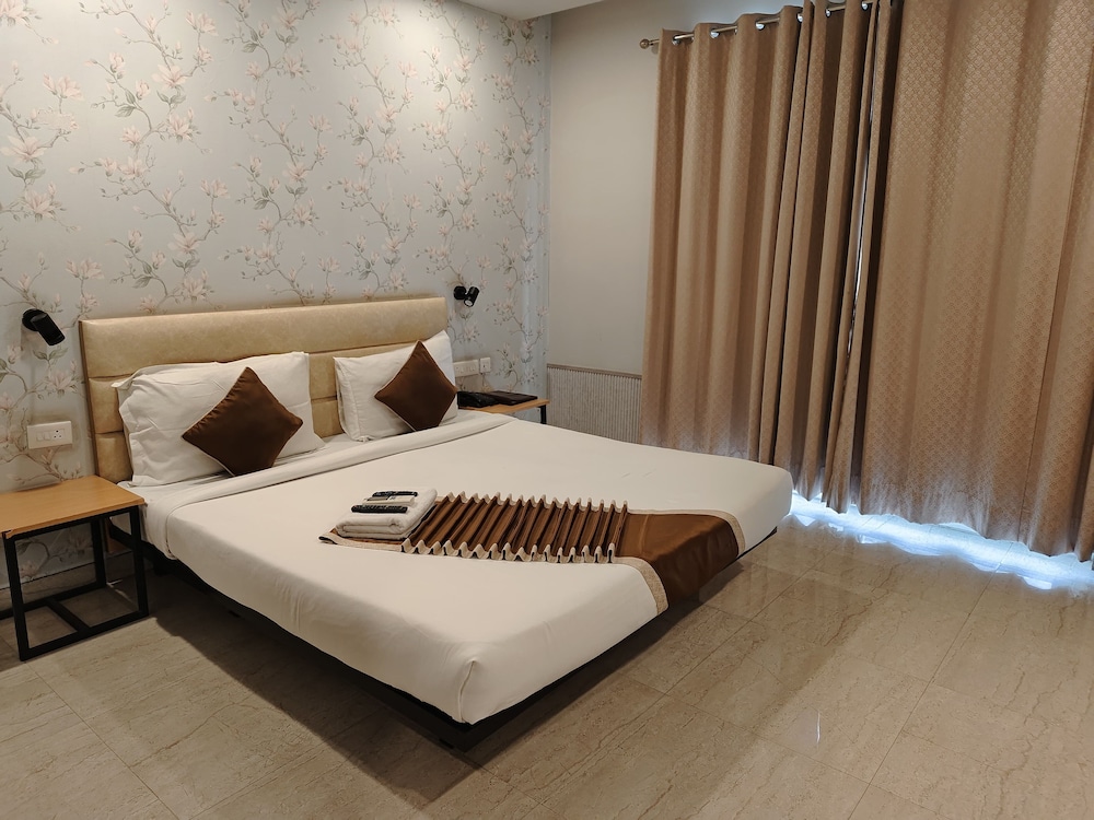 Deluxe Room, Balcony, City View