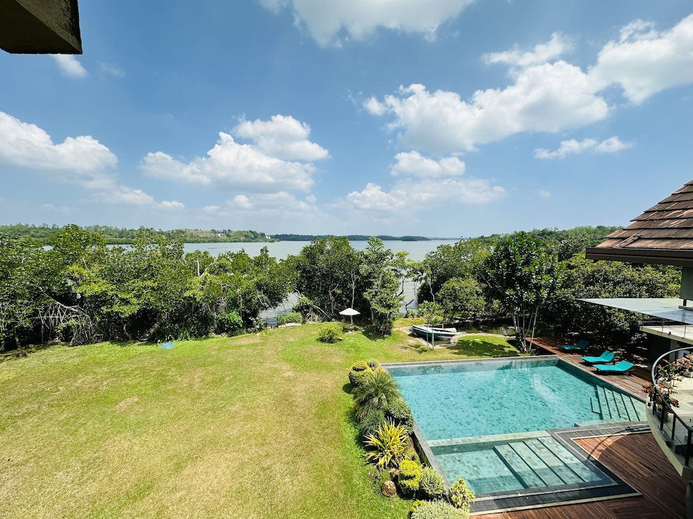 Family Quadruple Suite with Lake View and Balcony