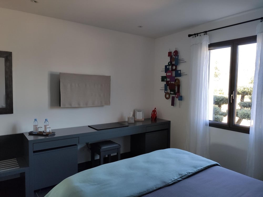 Deluxe Room, 1 Queen Bed, Non Smoking photo 3
