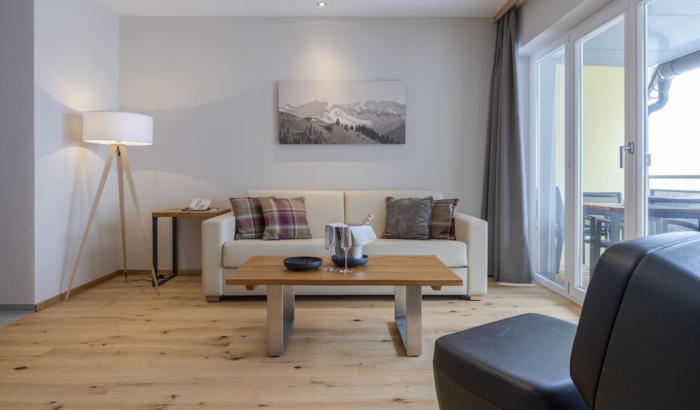 Suite, 2 Bedrooms, Balcony, Mountain View photo 3