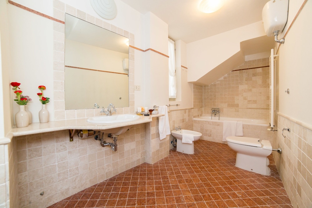 Classic Suite, 2 Bedrooms, Private Bathroom photo 3