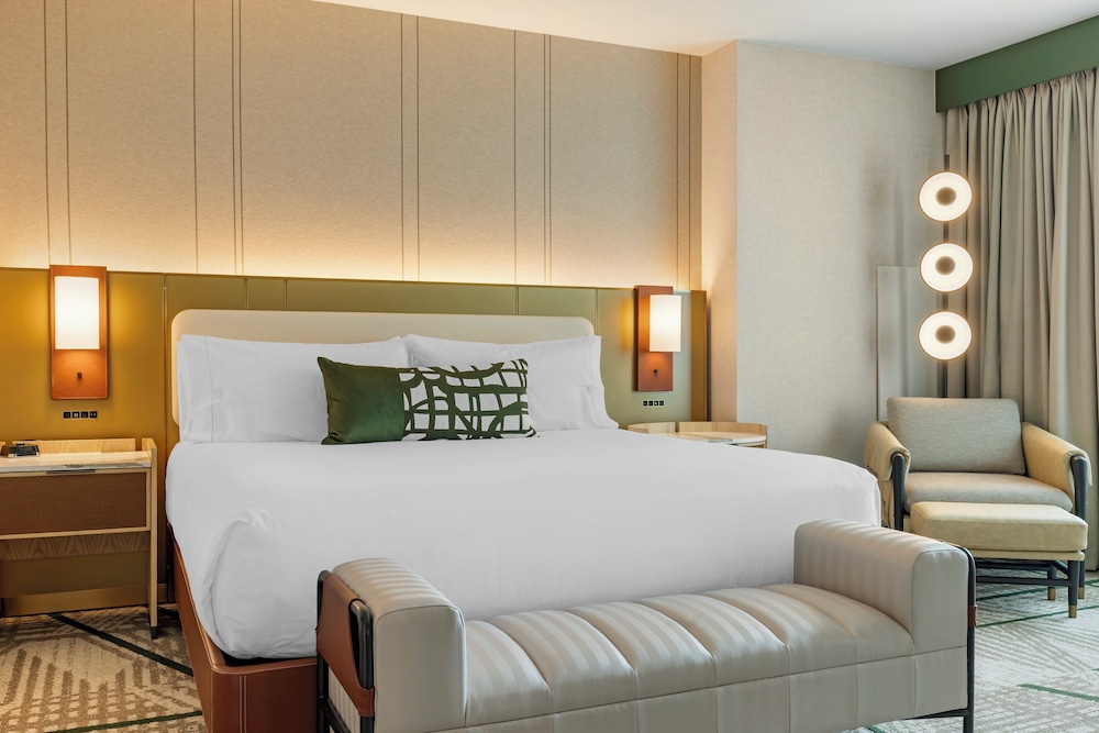 Executive Suite, 1 King Bed, Pool View (Spacious) - Photo 3