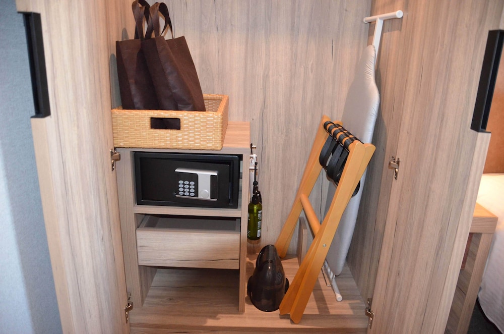 Deluxe Twin Room, Multiple Beds, Non Smoking (Max 3 Adults) - Photo 6