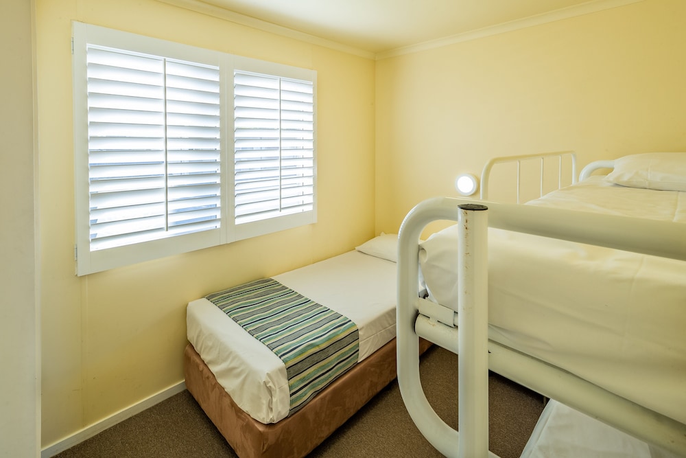 Watefront Deluxe Spa Cabin photo 2