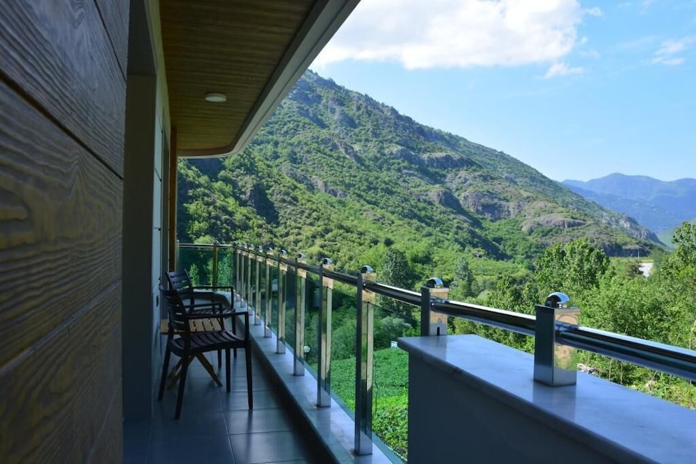 Deluxe Suite, 1 Bedroom, Balcony photo 3