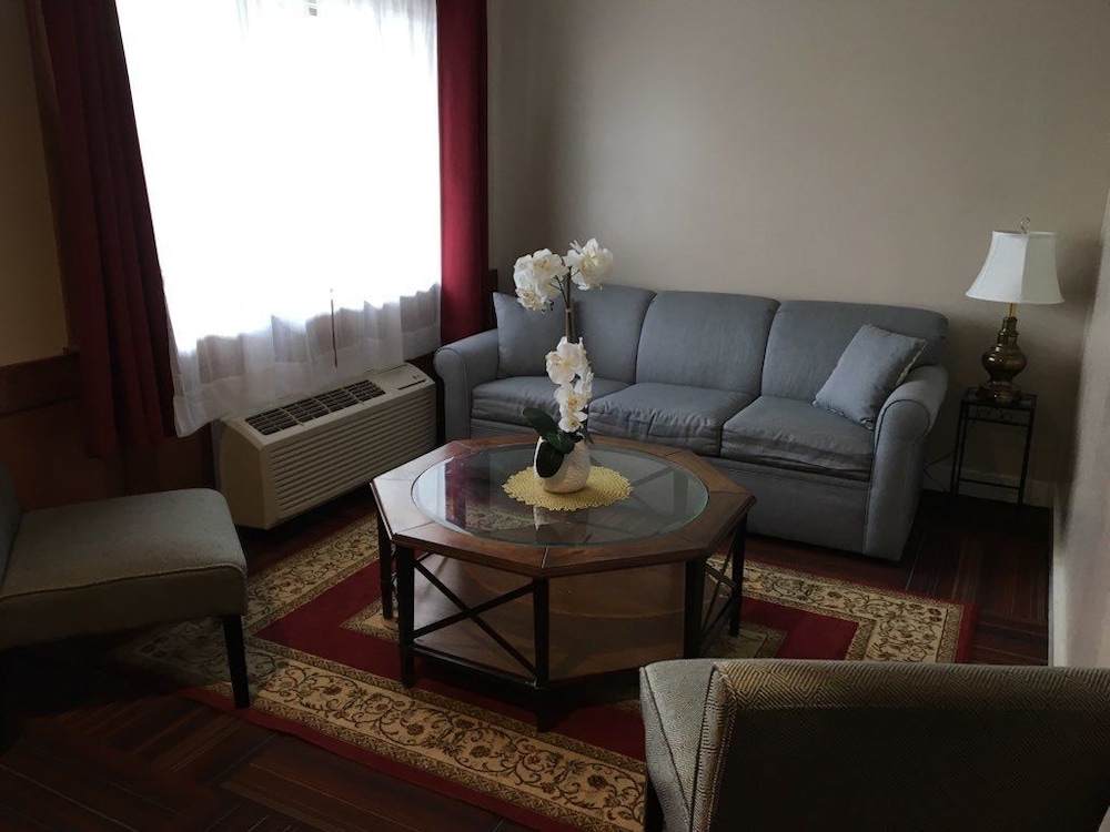 1 King Bed and Sofa Room (Non-Smoking / No Pets Allowed) photo 1