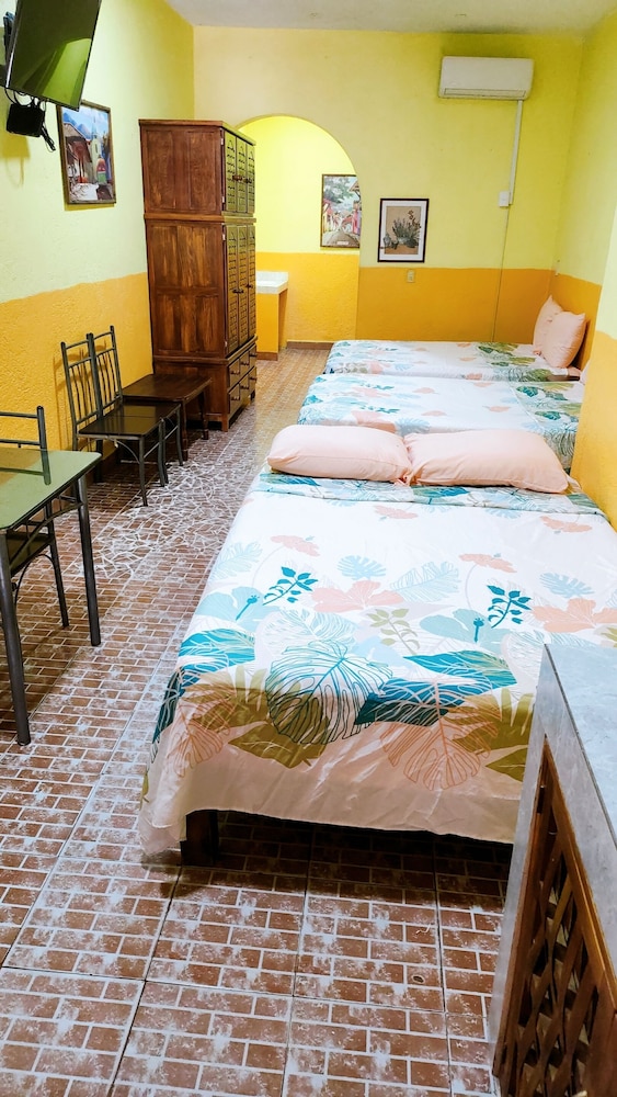 Standard Studio, Multiple Beds photo 2