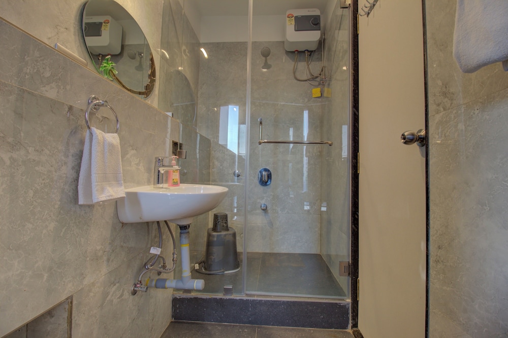 Deluxe Room, 1 Queen Bed, City View - Photo 3