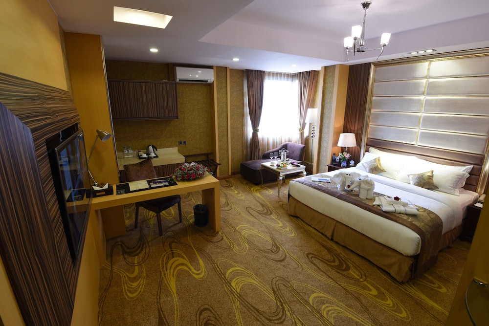 Junior Suite, 1 King Bed, Non Smoking, City View photo 2