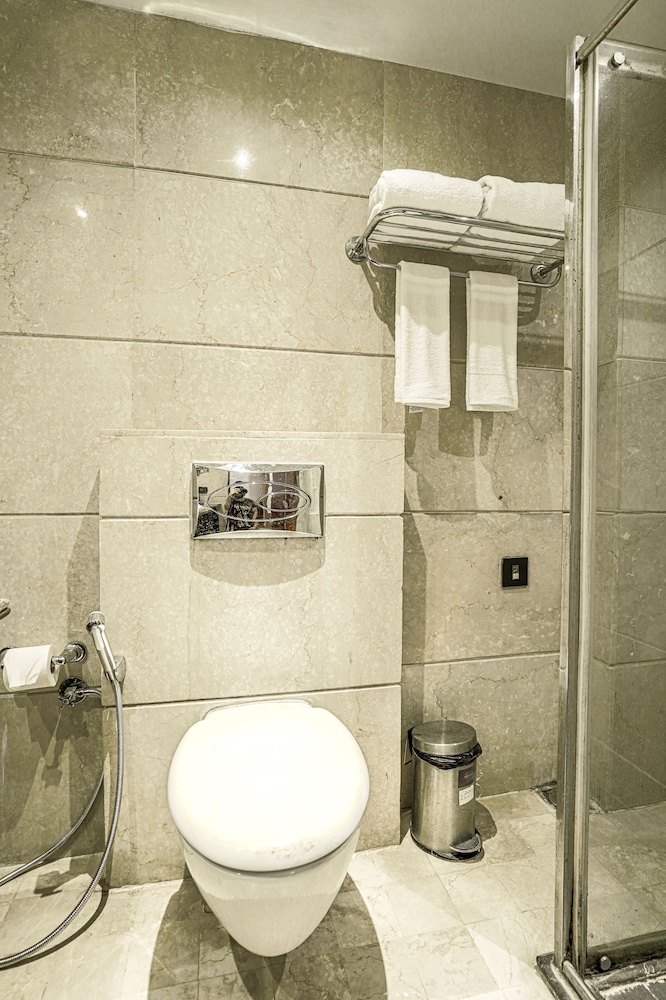 Junior Suite, 1 King Bed, Smoking photo 3
