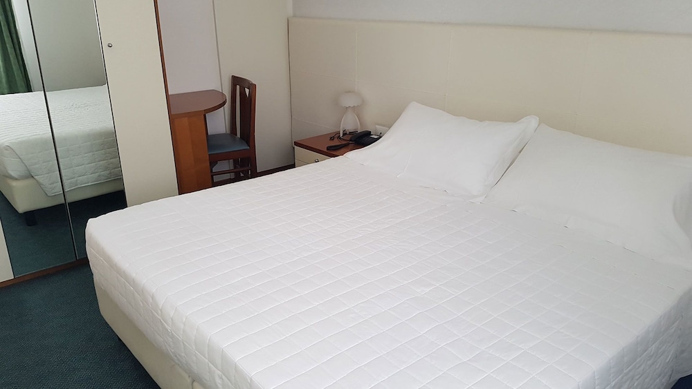 Family Room, 1 Queen Bed With Sofa Bed photo 2