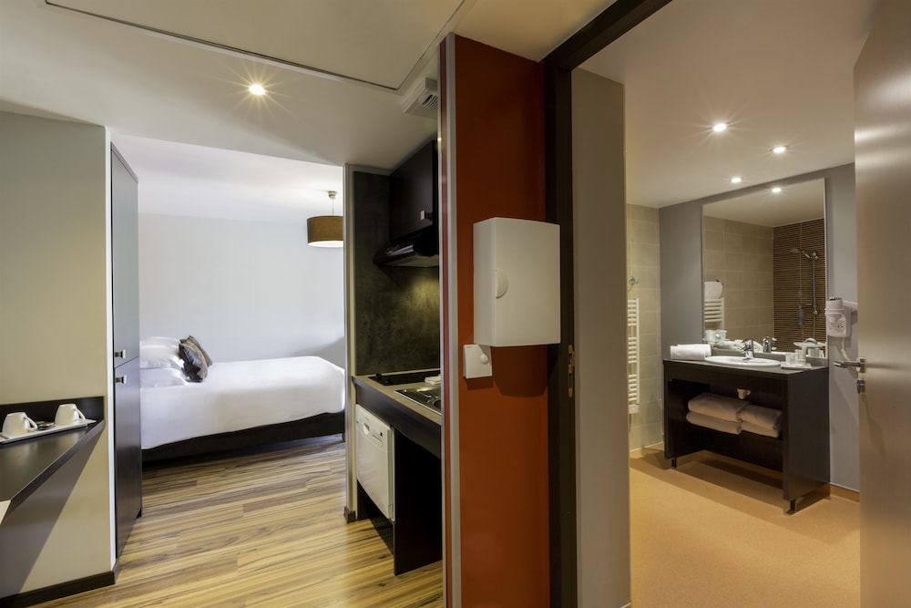 Junior Suite, 1 Queen Bed, Kitchenette photo 2