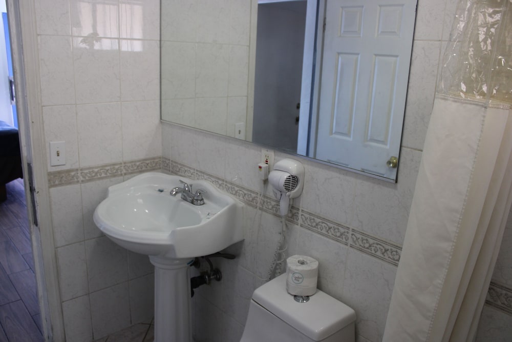 Basic Room, 1 Queen Bed photo 2
