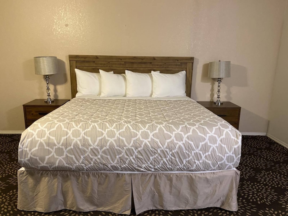 Comfort Room, 1 King Bed, Private Bathroom, Mountain View photo 1