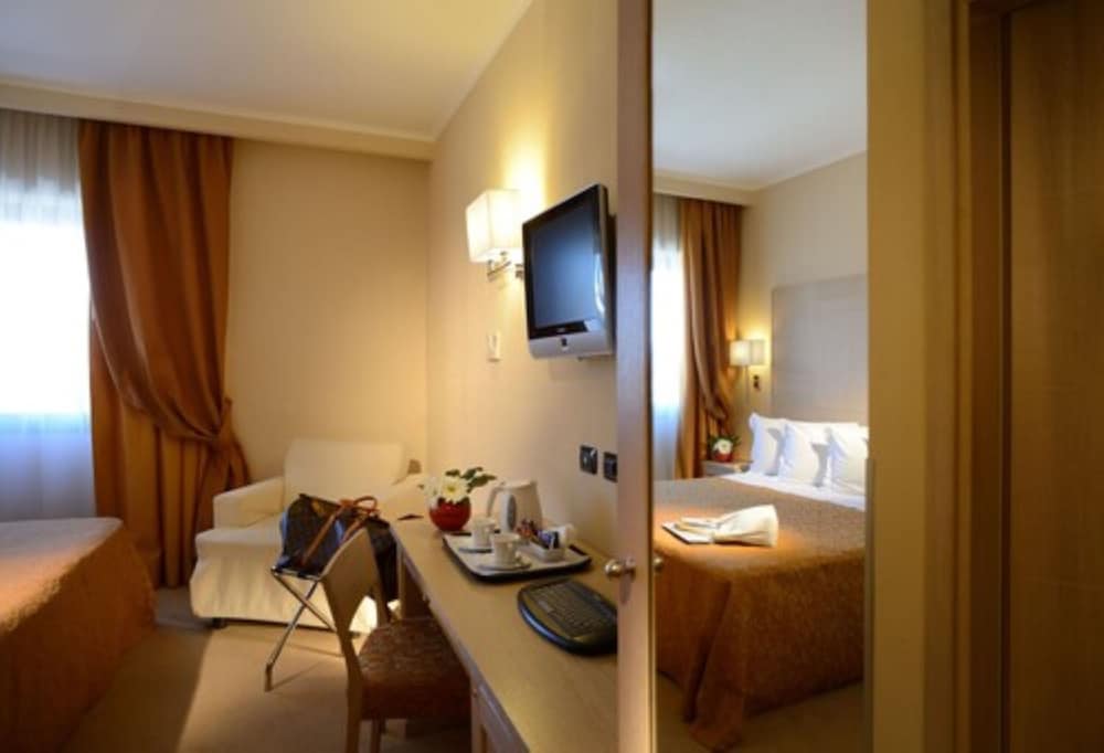 Standard Room, Multiple Beds - Photo 3