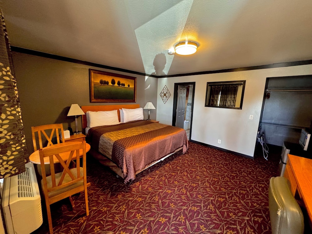 Royal Room, 1 King Bed, Non Smoking, Private Bathroom photo 3