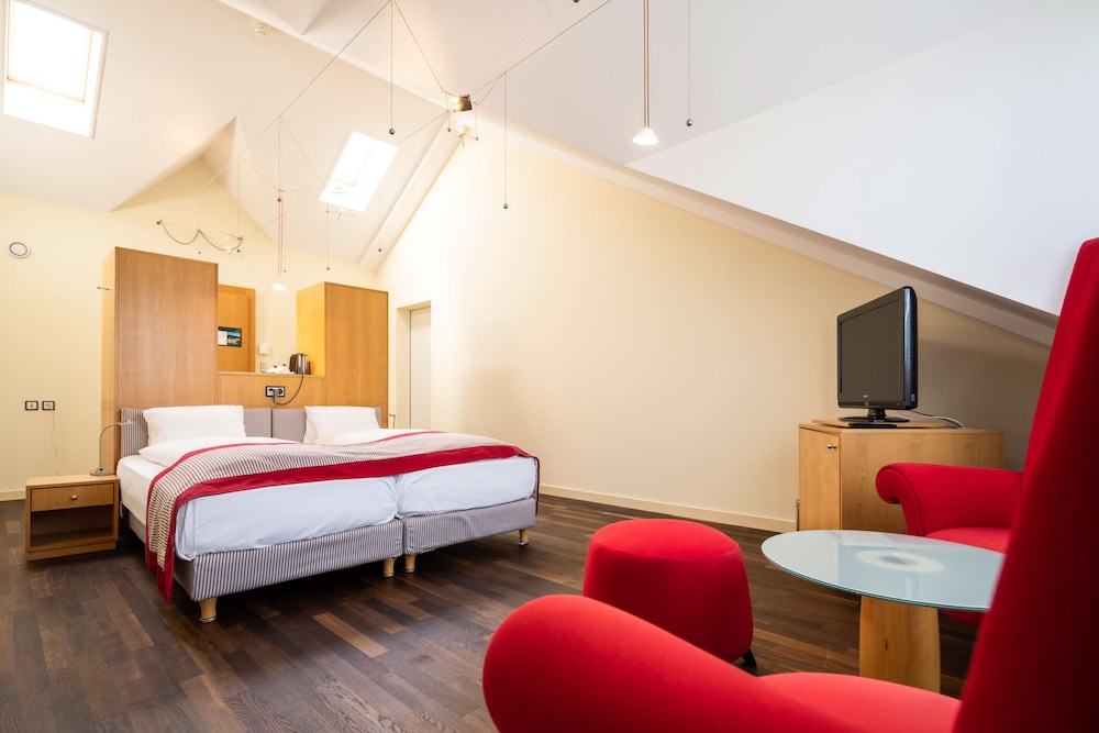 Deluxe Double or Twin Room - Photo 13