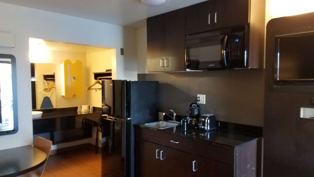 Standard Room, 1 King Bed, Non Smoking, Kitchenette - Photo 9