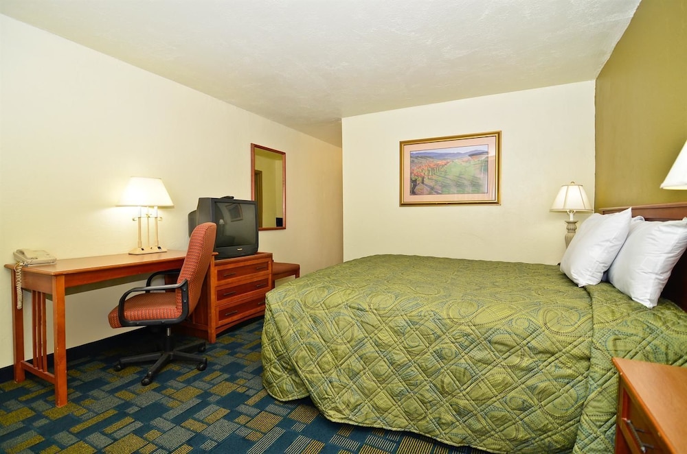 Room, 1 King Bed, Smoking - Photo 1