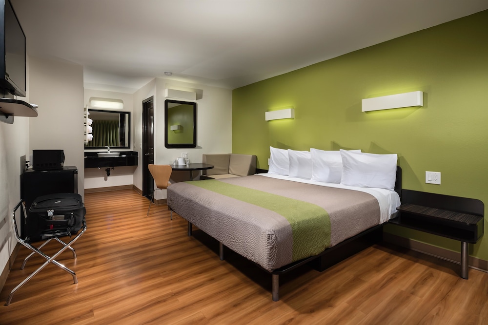 Deluxe Room, 1 King Bed, Non Smoking, Refrigerator & Microwave photo 2