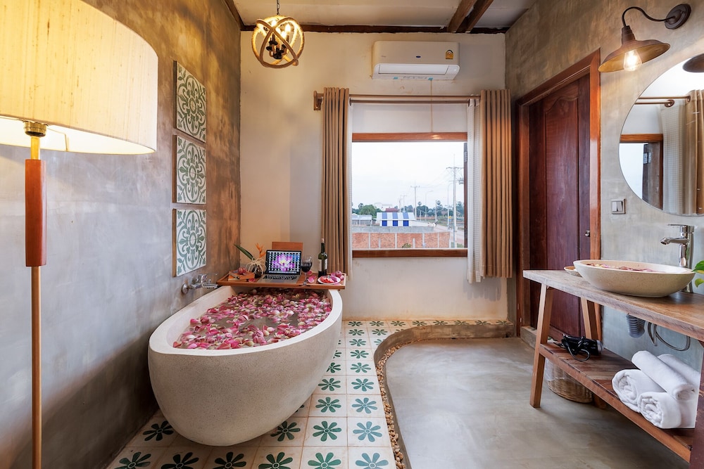 Deluxe Room with Two Double Beds - Photo 9